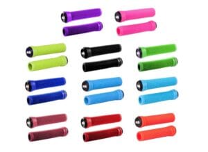 ODI_SANS_COLERETTE_ALL Photo des poignées ODI Soft noires 133 mm, avec texture visible, embouts noirs inclus, posées à plat sur fond neutre. Idéales pour trottinettes freestyle.