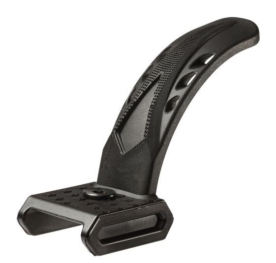 Photo du frein Blunt Nylon Flex Fender noir, avec son boulon de fixation 8 mm, posé à plat avec vue latérale sur la courbure du frein. Idéal pour decks Blunt à partir de 2016.