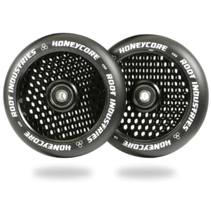 honey_black Roues Root Honeycore 120 mm en vue de ¾, avec leurs alvéoles caractéristiques découpées dans un noyau en aluminium anodisé. La gomme haute densité entoure parfaitement le noyau.
