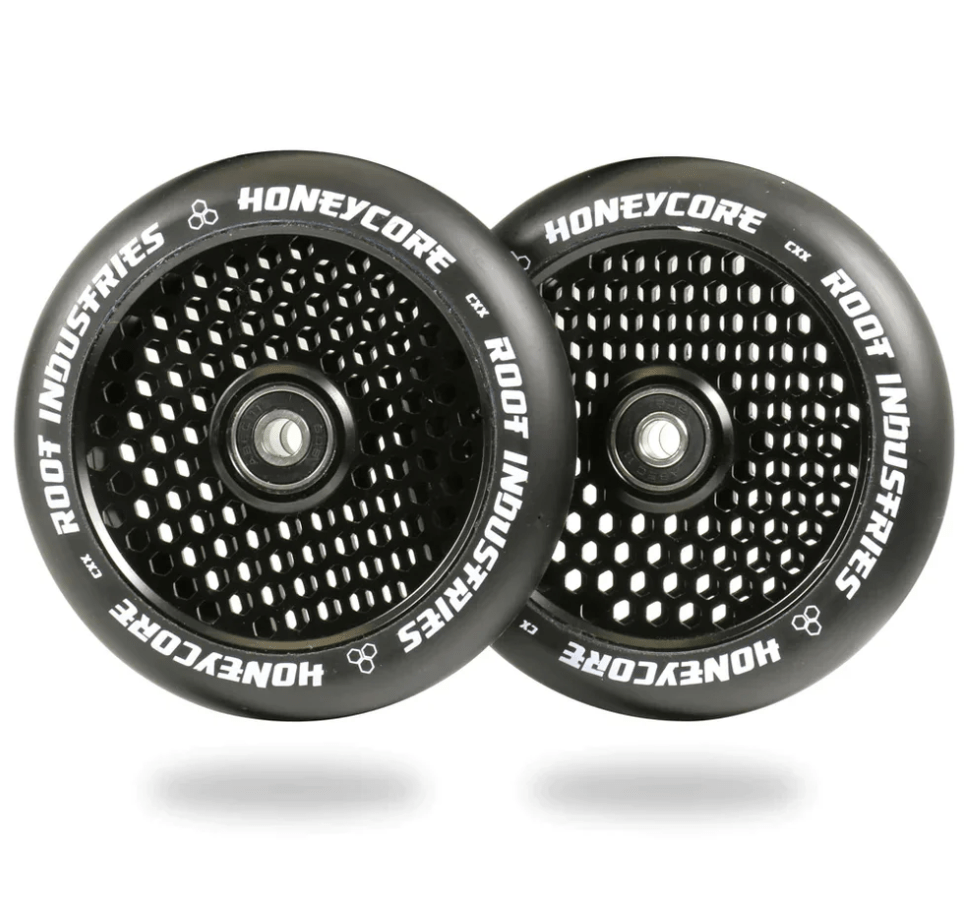 Roues Root Honeycore 120 mm en vue de ¾, avec leurs alvéoles caractéristiques découpées dans un noyau en aluminium anodisé. La gomme haute densité entoure parfaitement le noyau.