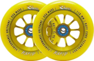river-naturals-rapid-pro-scooter-wheels-2-pack-hb Roues River Rapid Sunrise 110 mm en jaune intense, posées de biais pour révéler le noyau à rayons et les détails du logo River. Le contraste entre la gomme brillante et l’aluminium anodisé capte la lumière, soulignant la qualité de finition.