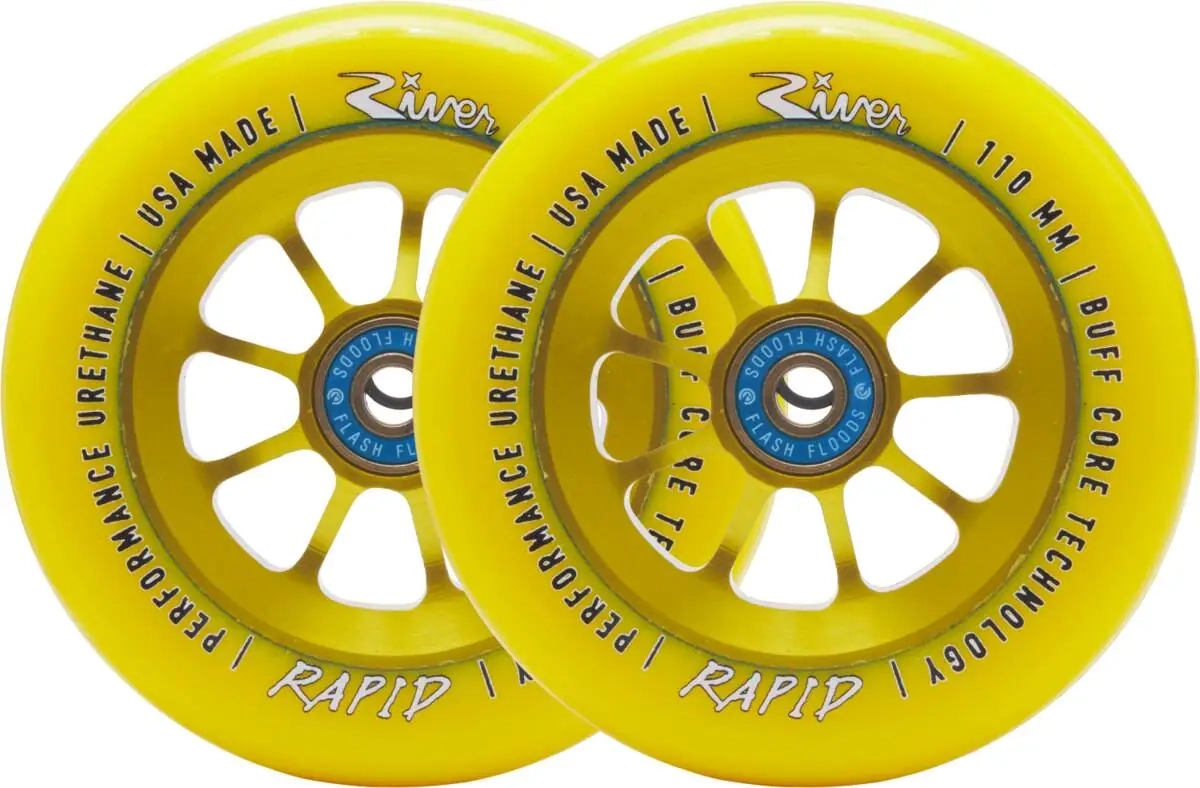 river-naturals-rapid-pro-scooter-wheels-2-pack-hb Roues River Rapid Sunrise 110 mm en jaune intense, posées de biais pour révéler le noyau à rayons et les détails du logo River. Le contraste entre la gomme brillante et l’aluminium anodisé capte la lumière, soulignant la qualité de finition.