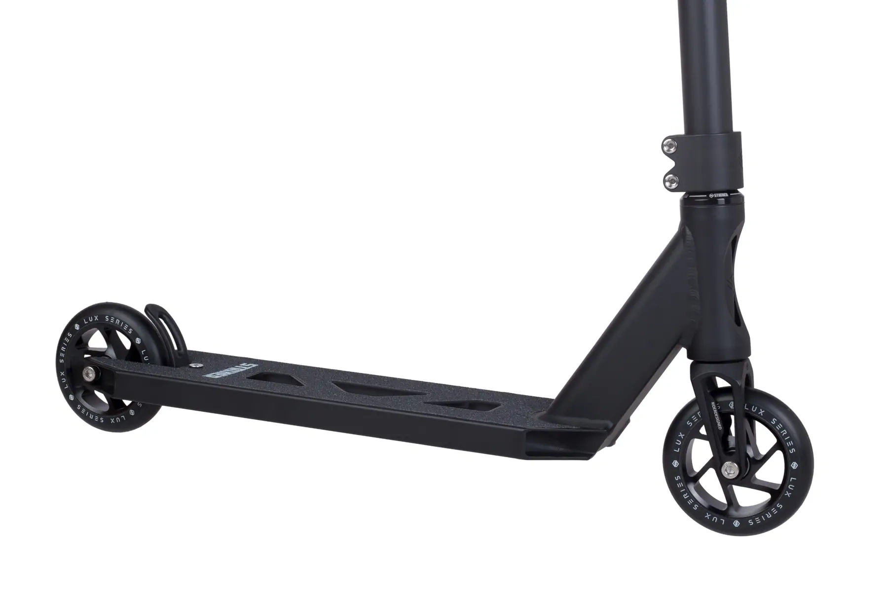 striker-lux-pro-scooter-sh Trottinette freestyle Striker Lux légère pour le skatepark, avec guidon Y en aluminium, deck peg-cut et roues 110 mm, idéale pour les tricks aériens.