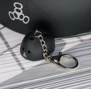 Triple Eight Mini Helmet Keychain noir un porte clé en forme de casque Triple Eight