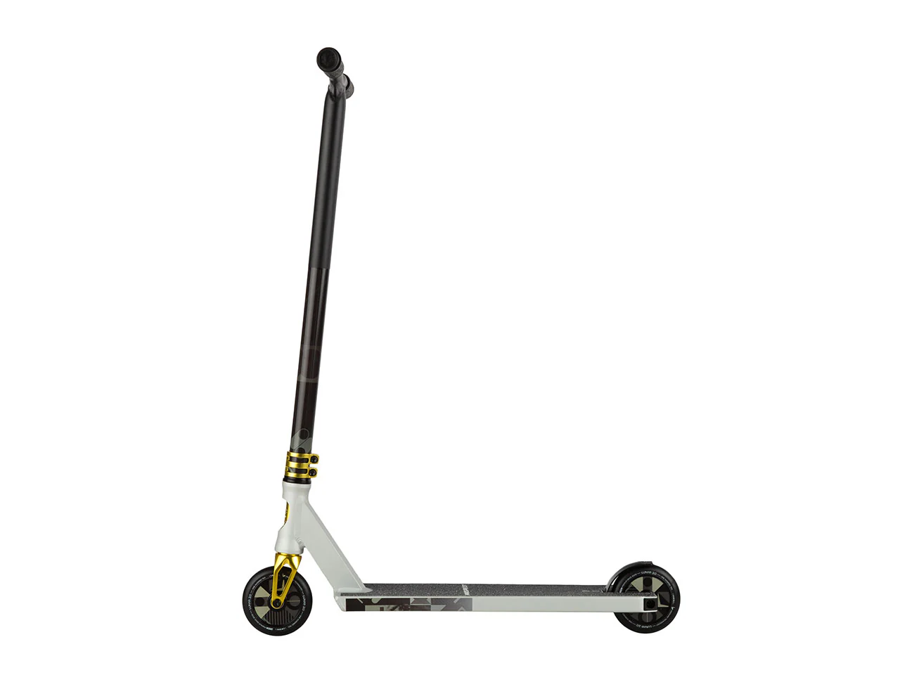 Lucky-Prospect5-Talus-Complete-Left.jpg Trottinette freestyle Lucky Prospect 2025 noire et or avec guidon aluminium, roues Lunar 110 mm et deck 5.0 pouces