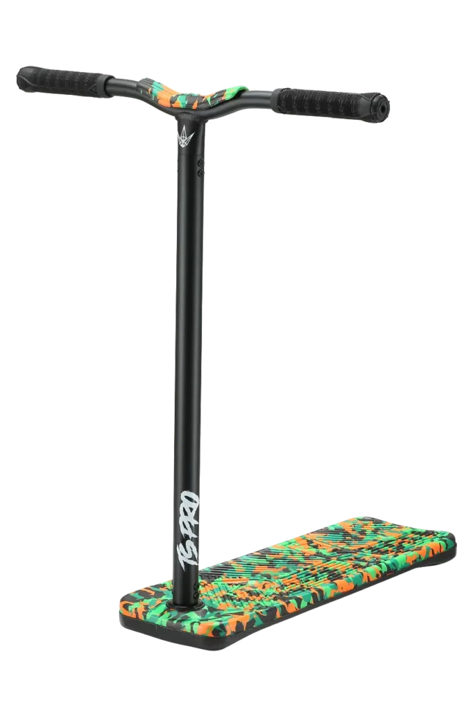 Trottinette TS-Pro noire et camo, avec barre réglable, conçue pour l'entraînement aux tricks freestyle en intérieur ou extérieur.