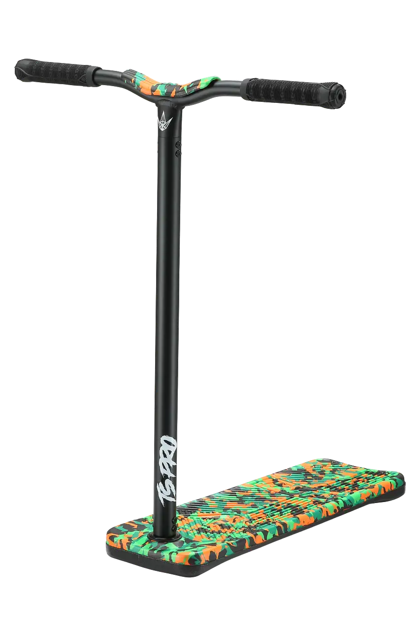 Trottinette TS-Pro noire et camo, avec barre réglable, conçue pour l'entraînement aux tricks freestyle en intérieur ou extérieur.